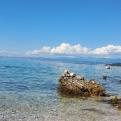 Njivice small beaches'in fotoğrafı turkuaz saf su yüzey ile