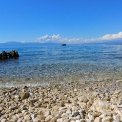 Njivice small beaches'in fotoğrafı küçük çoklu koylar ile birlikte