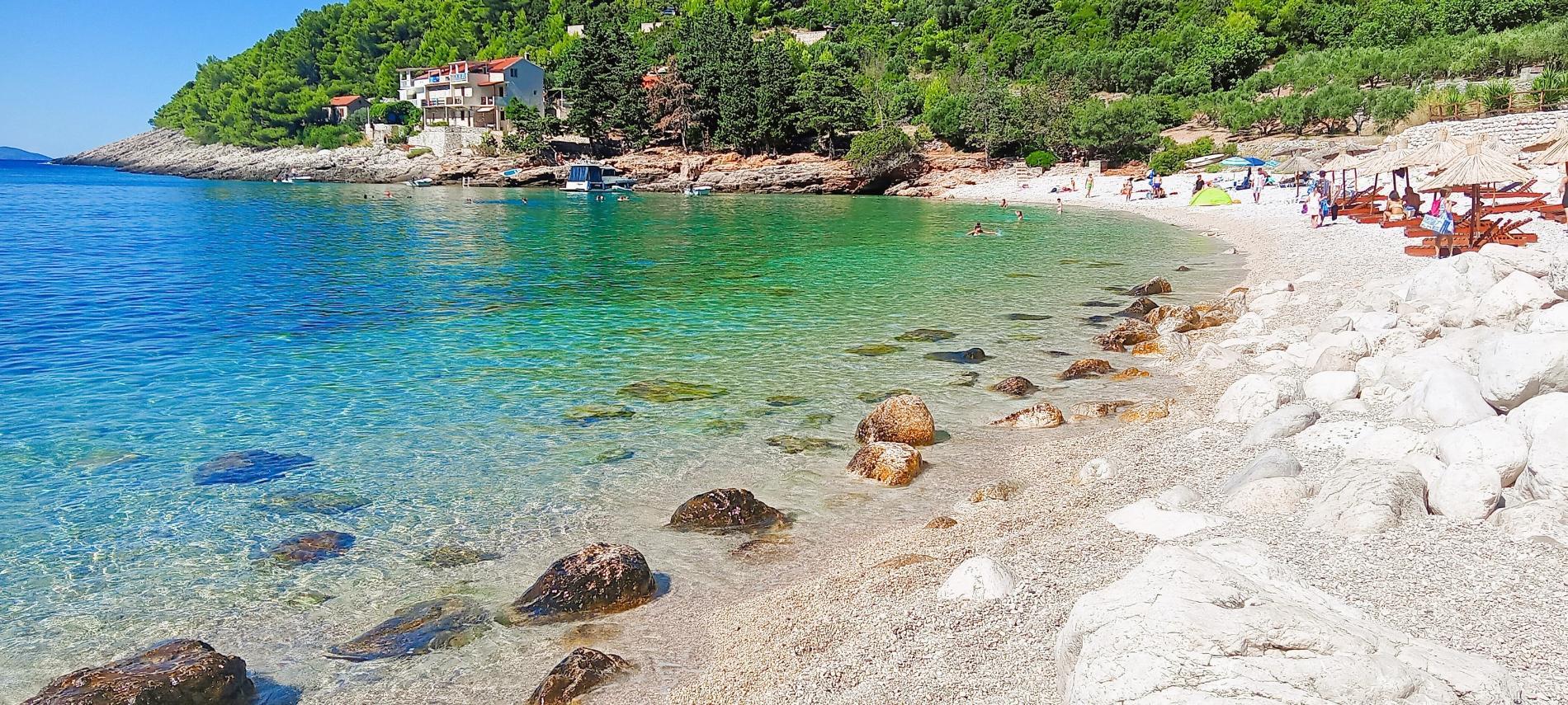 Pupnatska Luka'in fotoğrafı uçurumlarla desteklenmiş