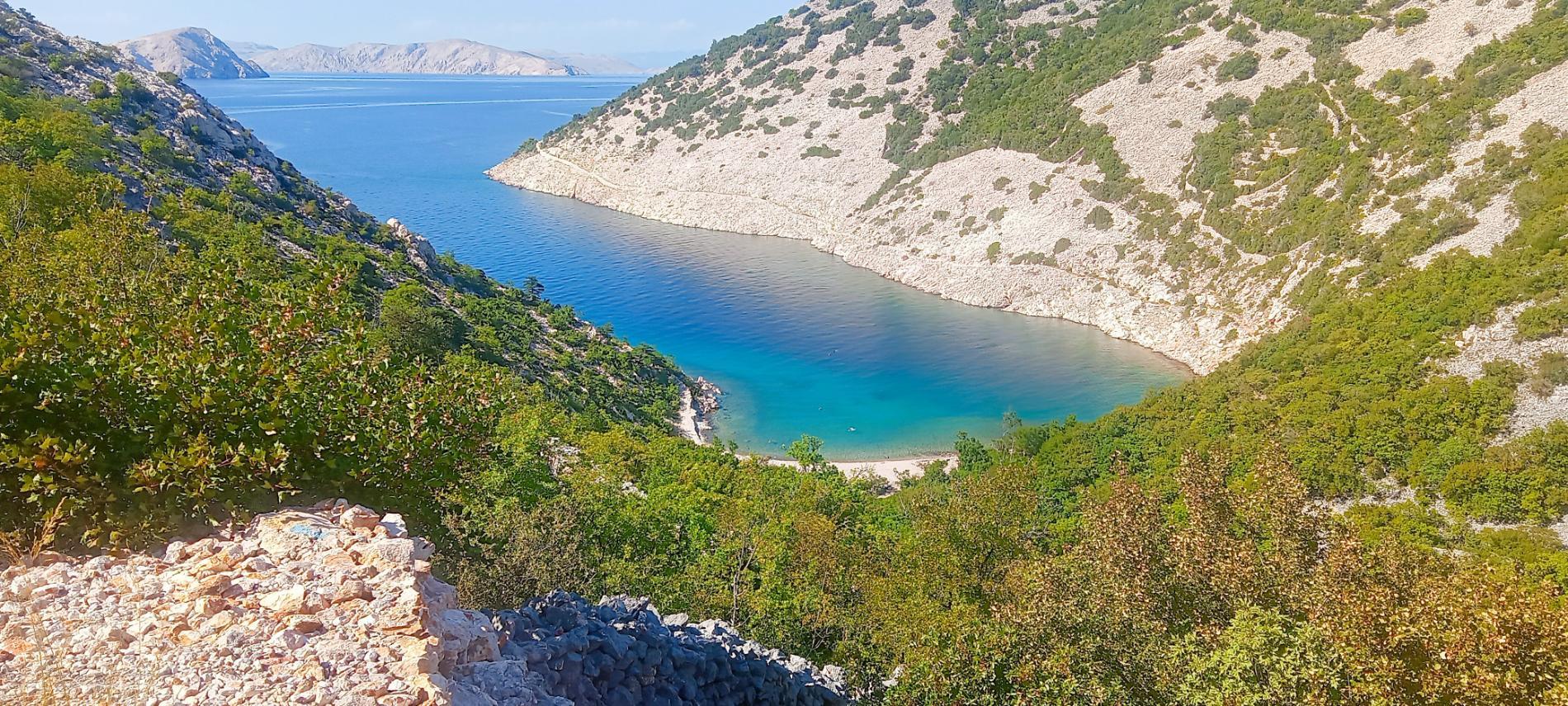 Gradina Beach'in fotoğrafı dağlarla çevrili