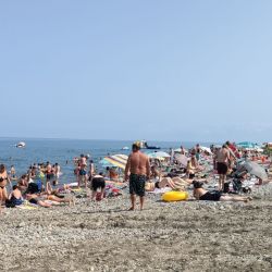 Batumi beach'in fotoğrafı turkuaz su yüzey ile