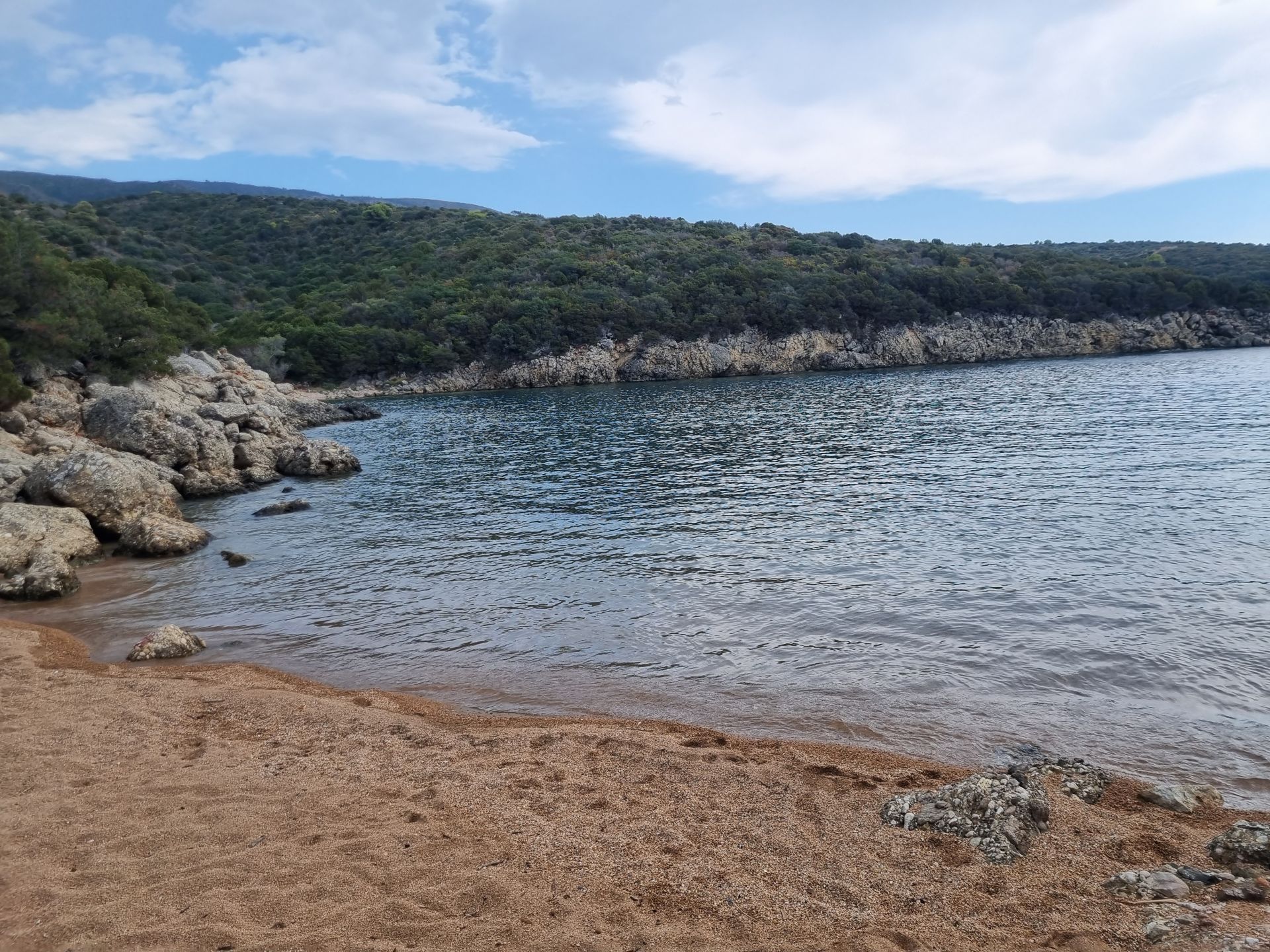 Marathi III beach'in fotoğrafı - rahatlamayı sevenler arasında popüler bir yer