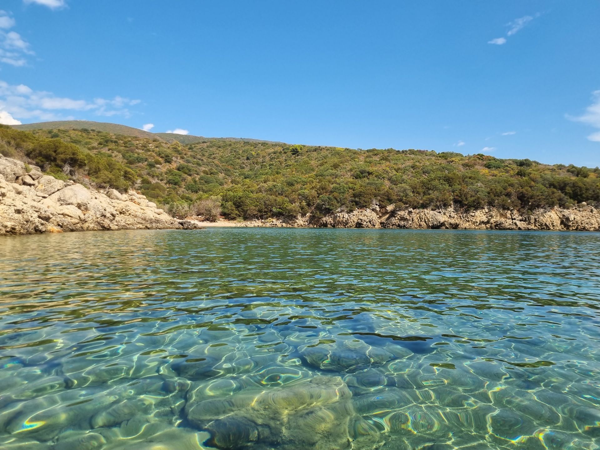 Marathi III beach'in fotoğrafı uçurumlarla desteklenmiş