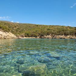Marathi III beach'in fotoğrafı uçurumlarla desteklenmiş