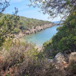 Marathi III beach'in fotoğrafı turkuaz saf su yüzey ile