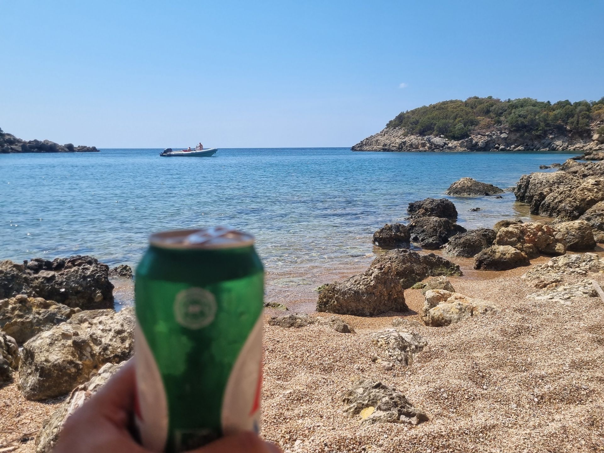 Marathi III beach'in fotoğrafı birden fazla küçük koy ile birlikte