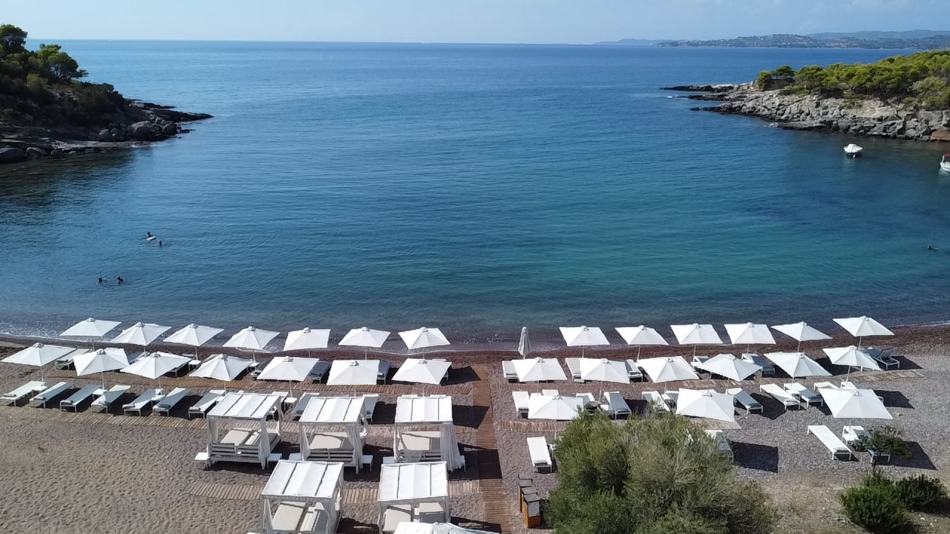 Petrothalassa beach'in fotoğrafı bej kum ve çakıl yüzey ile