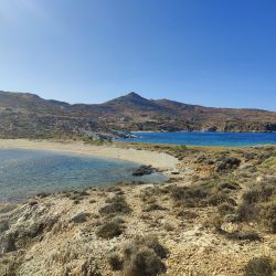 Kolona Paximadas'in fotoğrafı küçük koy ile birlikte