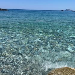 Frouzis beach'in fotoğrafı uçurumlarla desteklenmiş