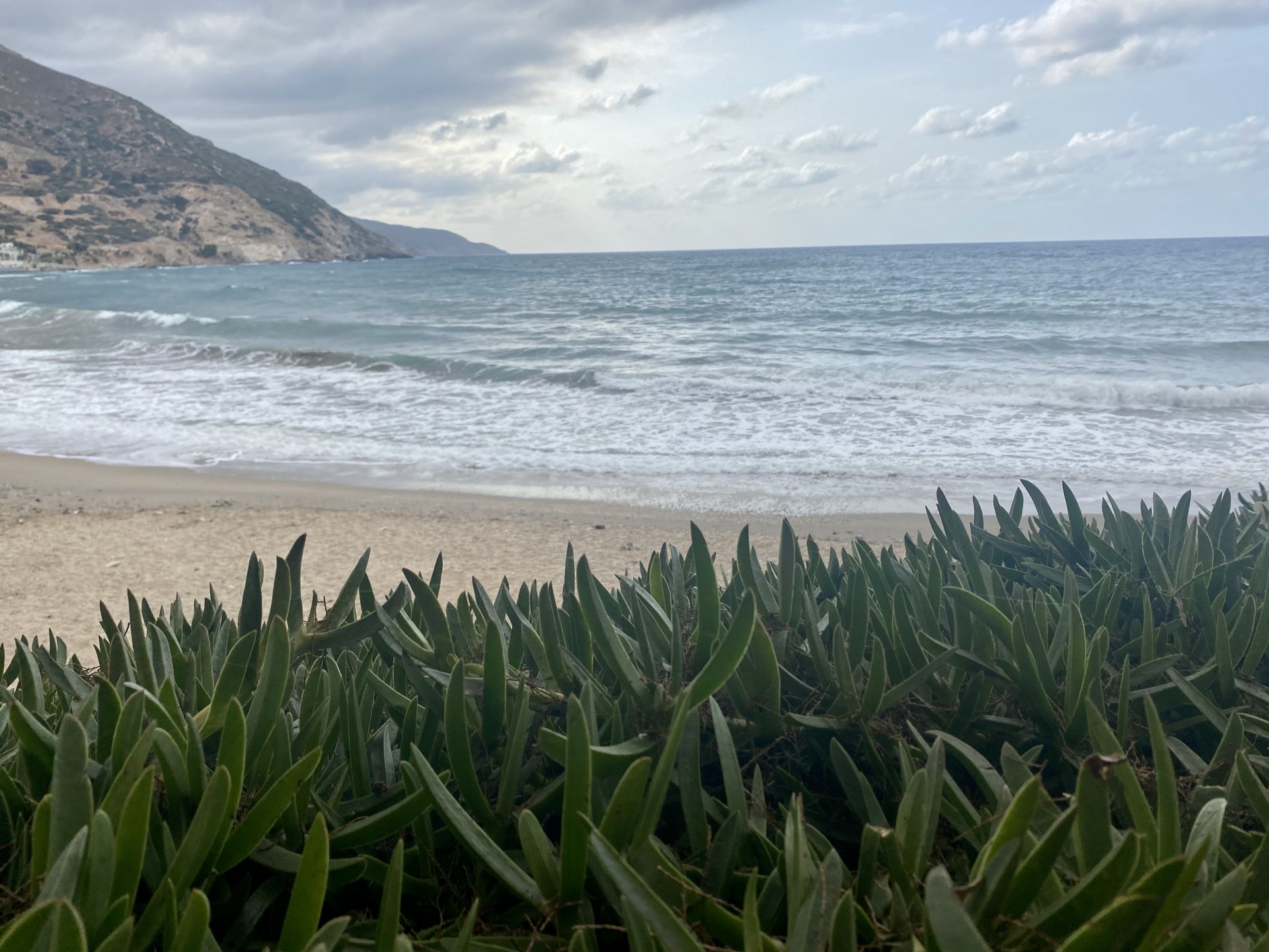 East Beach Avlaki'in fotoğrafı dağlarla çevrili