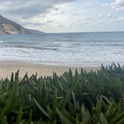 East Beach Avlaki'in fotoğrafı dağlarla çevrili