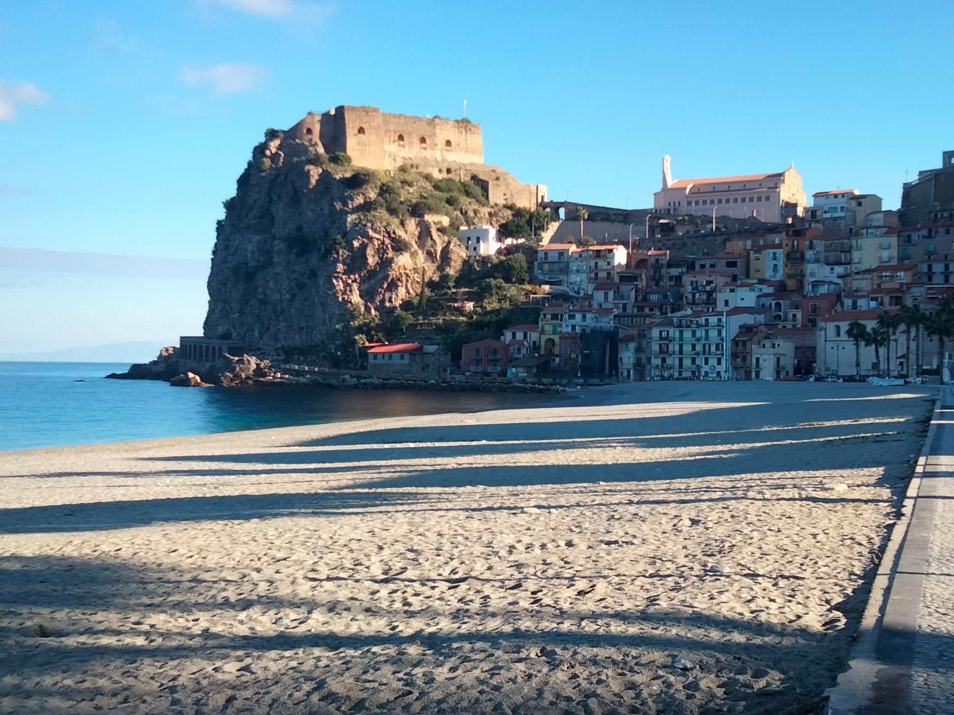 Spiaggia Di Scilla'in fotoğrafı uçurumlarla desteklenmiş