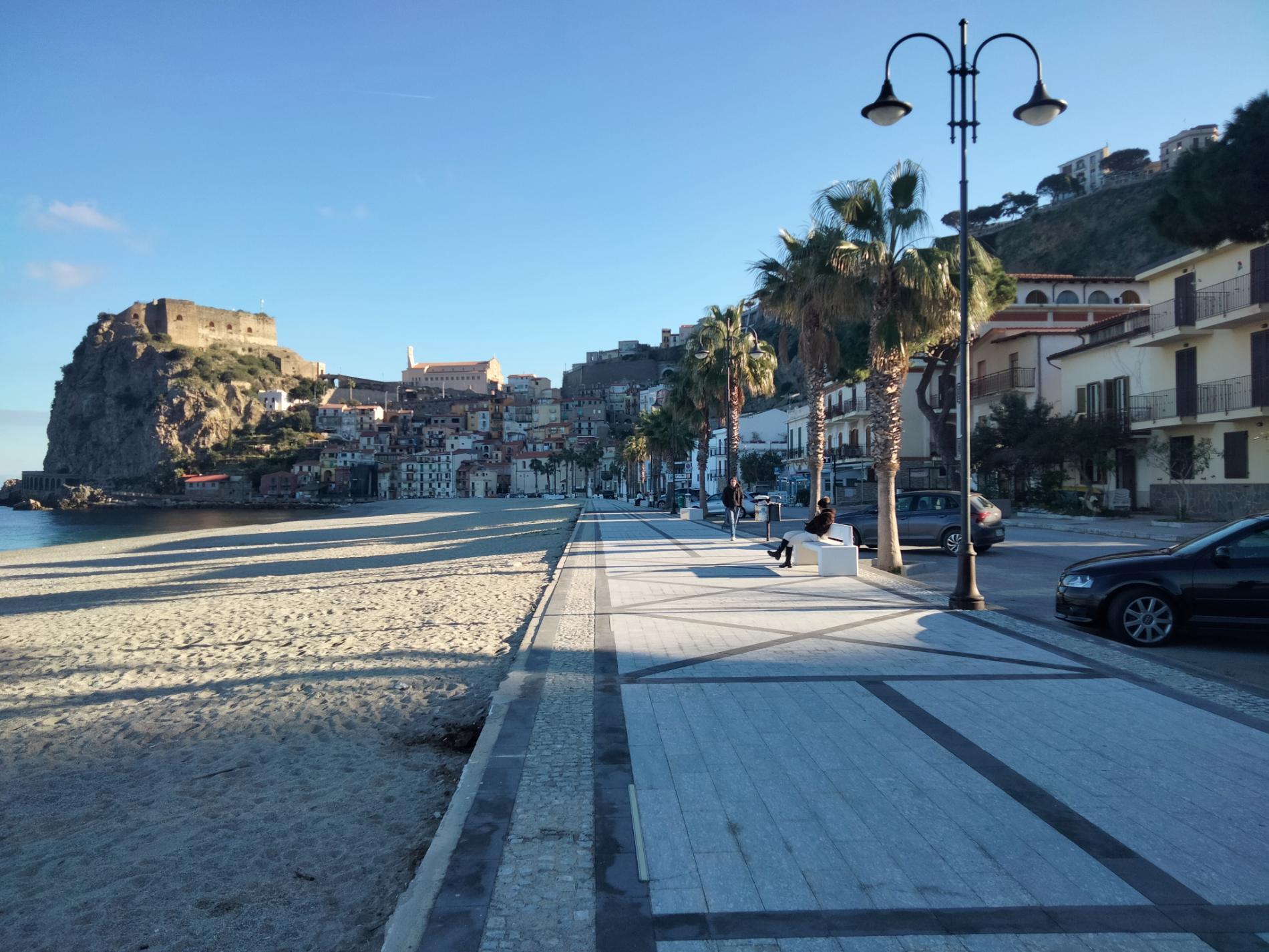 Spiaggia Di Scilla'in fotoğrafı dağlarla çevrili