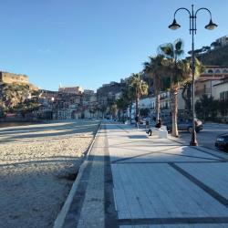 Spiaggia Di Scilla'in fotoğrafı dağlarla çevrili