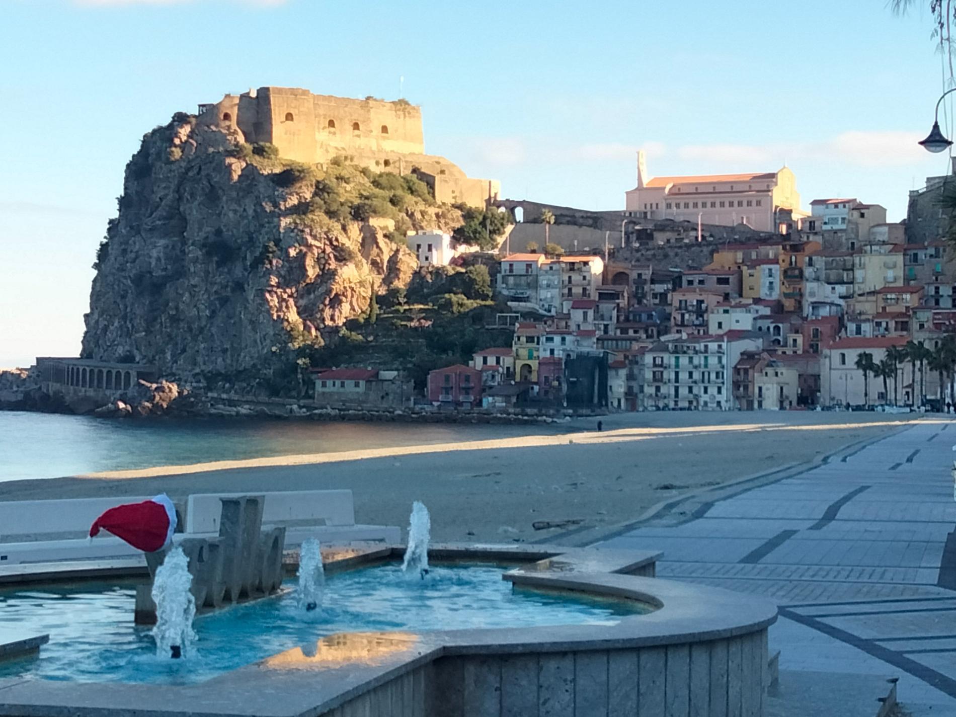Spiaggia Di Scilla'in fotoğrafı - rahatlamayı sevenler arasında popüler bir yer