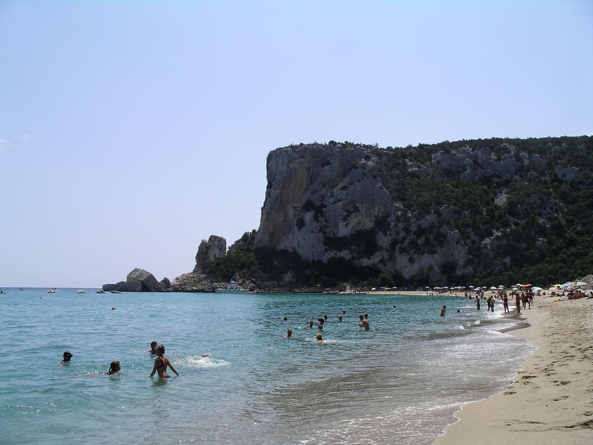 Cala Luna'in fotoğrafı dağlarla çevrili