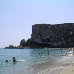 Cala Luna'in fotoğrafı dağlarla çevrili