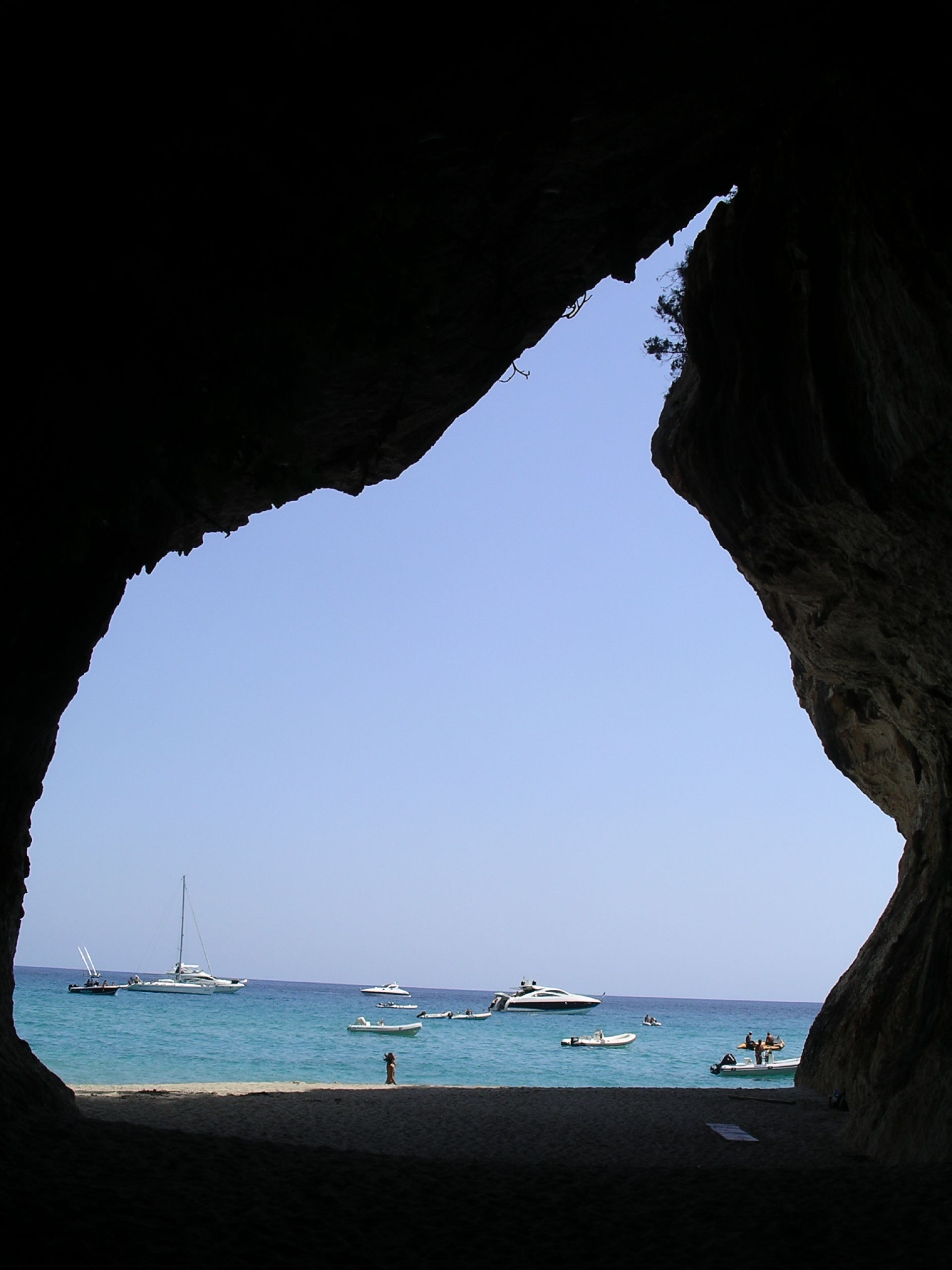 Cala Luna'in fotoğrafı uçurumlarla desteklenmiş