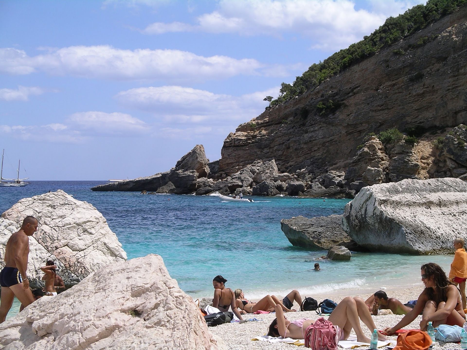 Cala Mariolu'in fotoğrafı uçurumlarla desteklenmiş