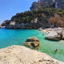 Cala Goloritze'in fotoğrafı küçük koy ile birlikte