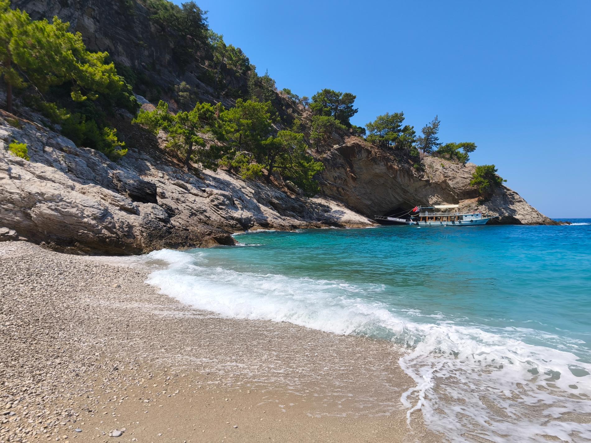 Blue Cave beach'in fotoğrafı - rahatlamayı sevenler arasında popüler bir yer