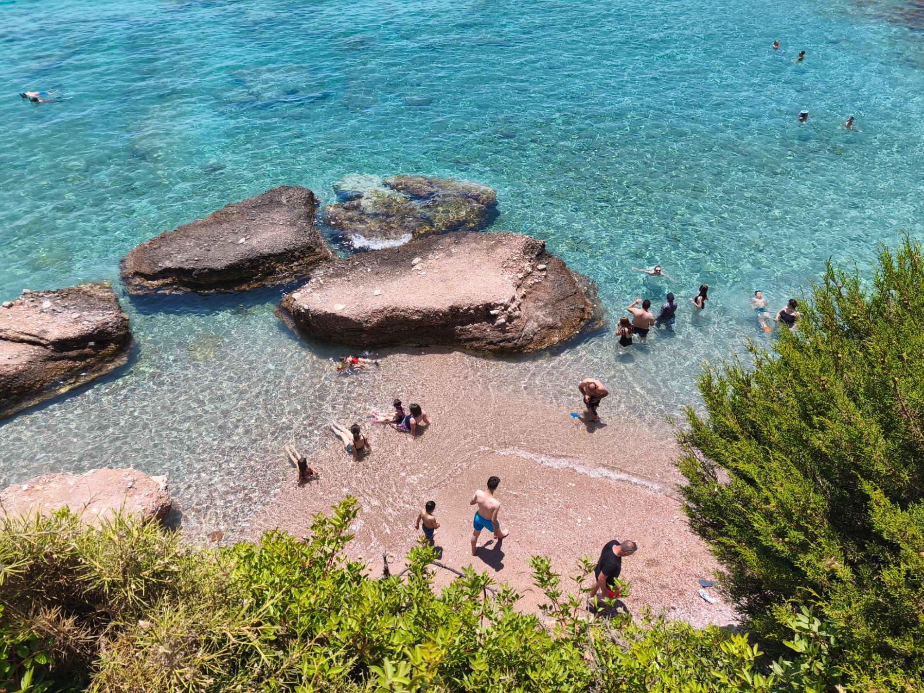Aquarium beach'in fotoğrafı dağlarla çevrili