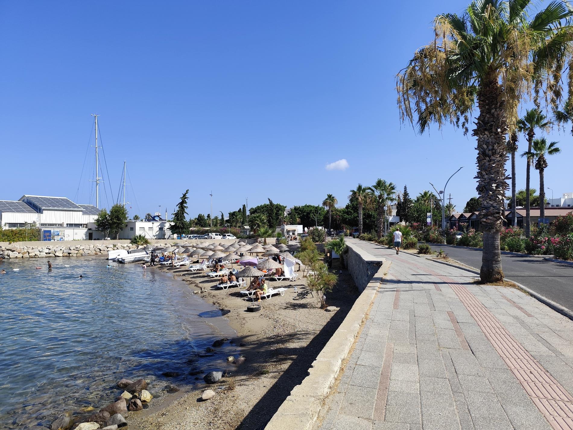 Turgutreis beach'in fotoğrafı küçük koy ile birlikte