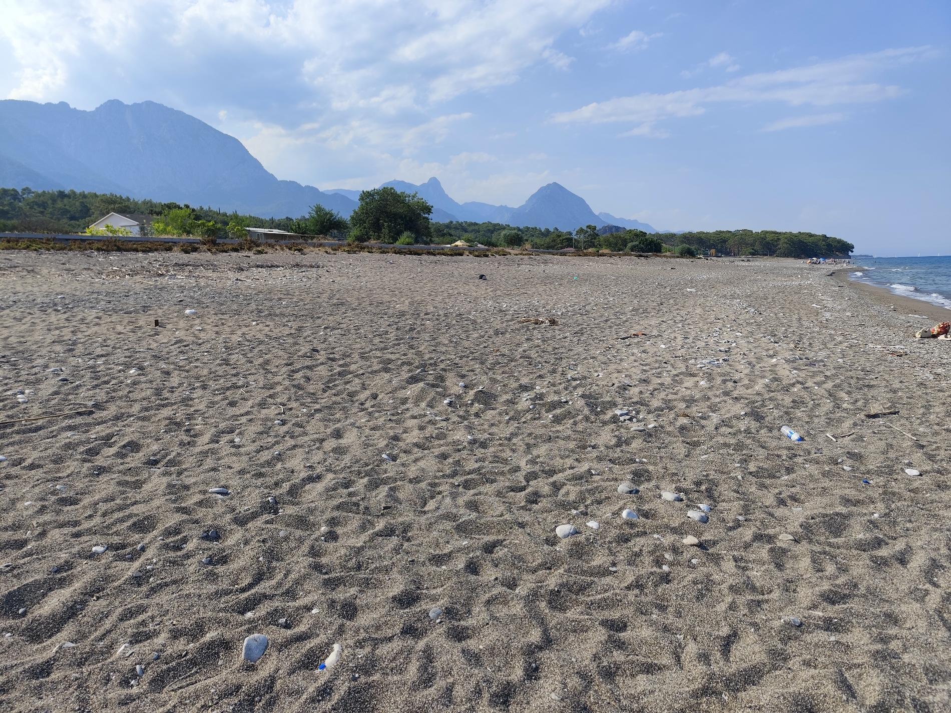 Kemer Halk Plajı III'in fotoğrafı - rahatlamayı sevenler arasında popüler bir yer
