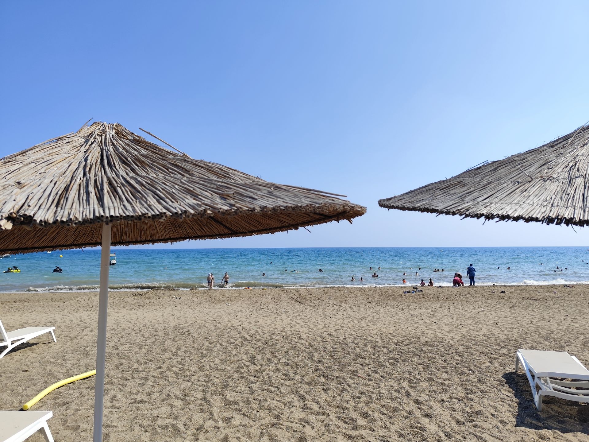 Kadriye Halk Plajı'in fotoğrafı kahverengi kum yüzey ile