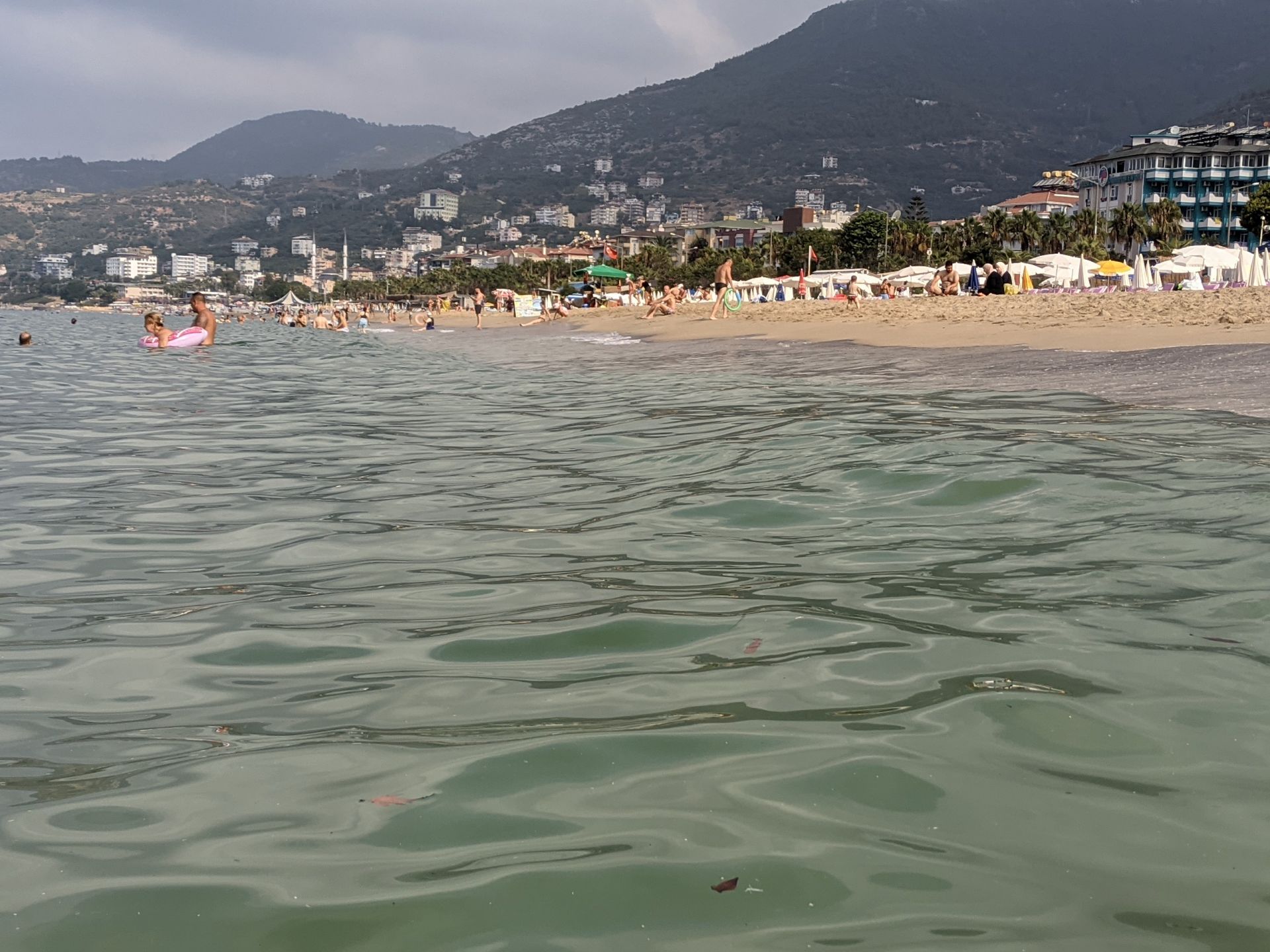 Kleopatra Plajı'in fotoğrafı uçurumlarla desteklenmiş
