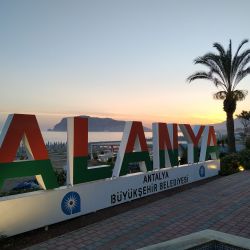 Portakal beach'in fotoğrafı yeşil su yüzey ile