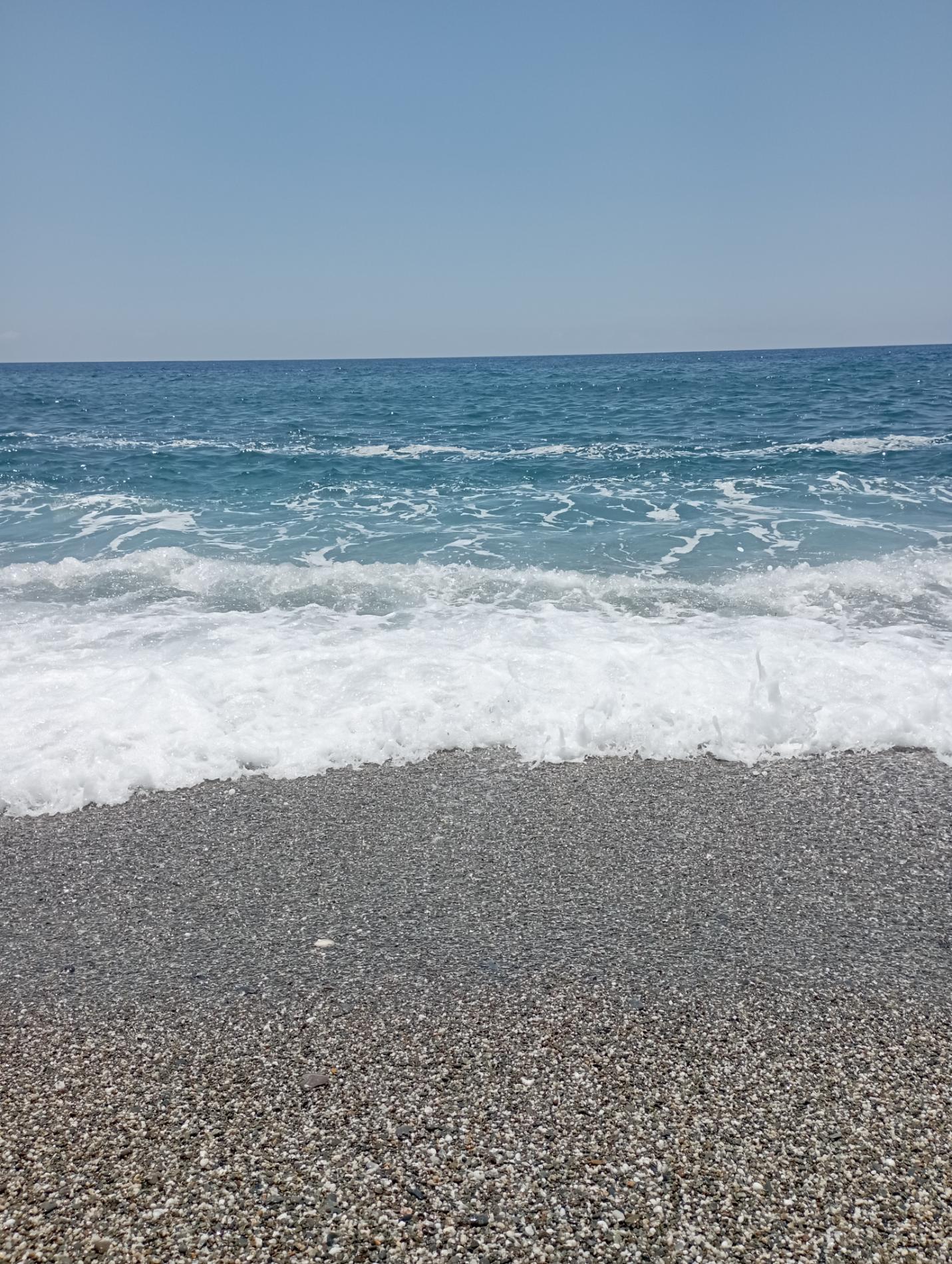 Macar beach'in fotoğrafı geniş bir kıyı şeridi ile birlikte