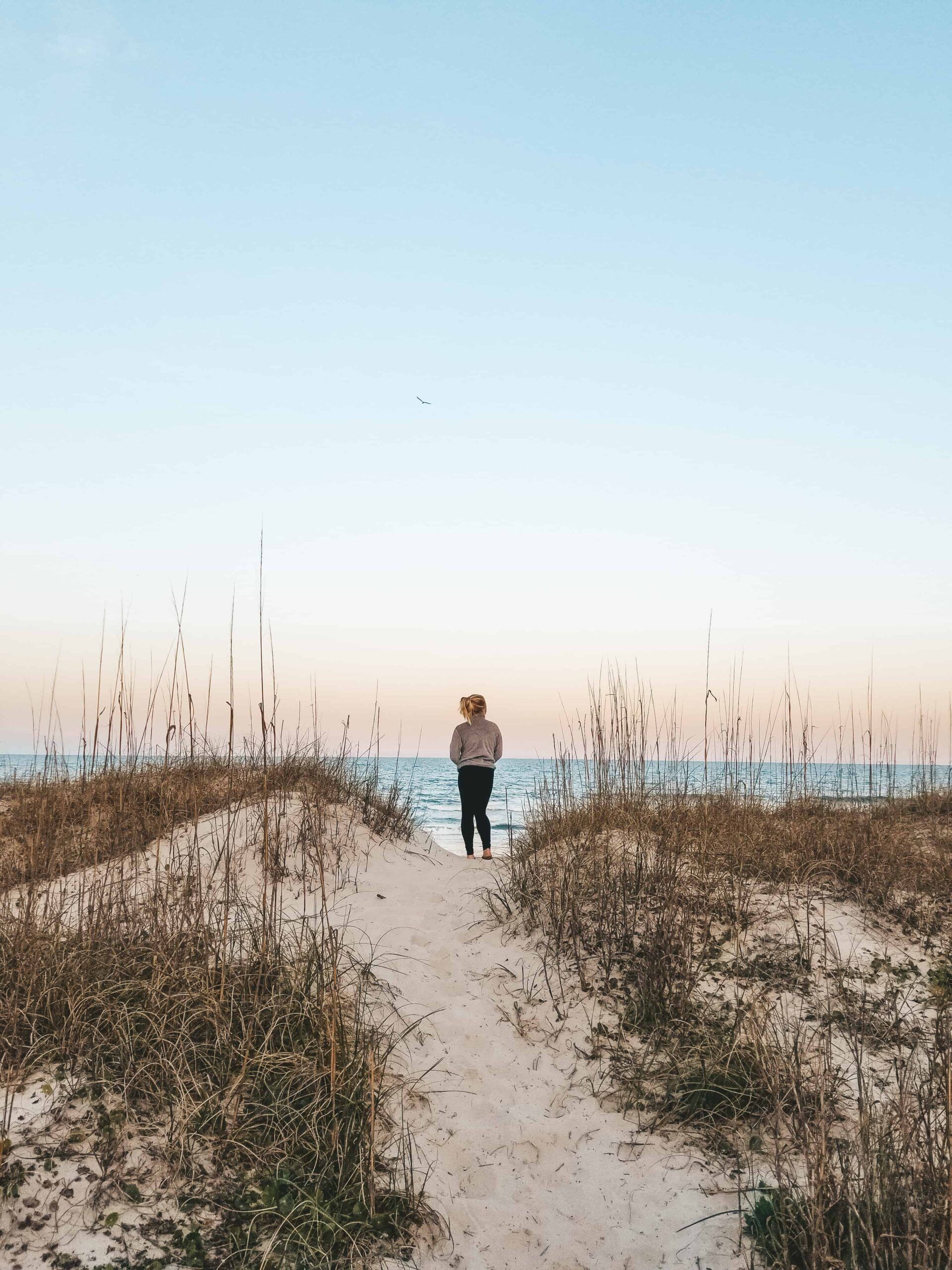 Holden beach'in fotoğrafı açık bej kum yüzey ile